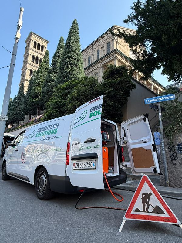 Greentech Kanalservice-Arbeit vor Ort - Nahaufnahme aus dem Einsatzalltag